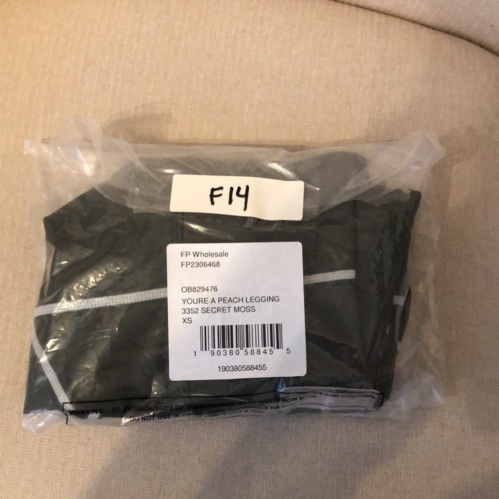 NWT Free People Movement 7/8 High-Rise You're A Peach Leggings in Moss XS - Picture 3 of 3